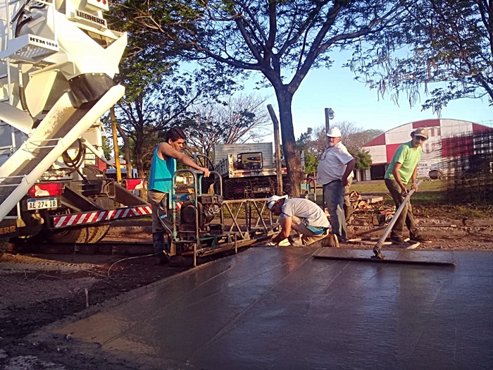 COMENZARON A PAVIMENTAR CALLE LOS JAZMINES EN EL BARRIO ESTUDIANTES